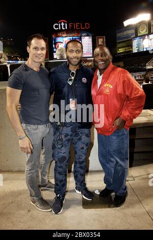 Queens, NY, USA. 23 Juli 2015. Schauspieler, Keith Collins, Sharif Gordon, ehemaliger Yankee, Billy Sample bei den Los Angeles Dodgers vs. Das New York Mets Spiel auf Citi Field. Kredit: Steve Mack/Alamy Stockfoto