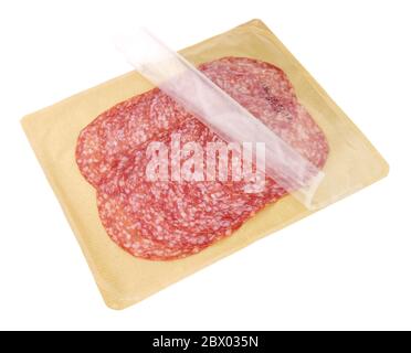 Packung von italienischen Milano Salami in Scheiben auf weißem Hintergrund isoliert Stockfoto