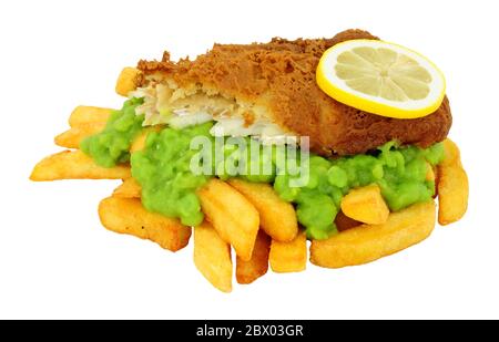 Bier zerschlagene Fisch- und Chips-Mahlzeit mit matschigen Erbsen auf weißem Hintergrund isoliert Stockfoto