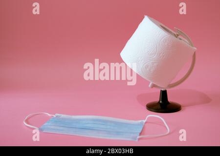 Basic Consumer Produkt Coronavirus Konzept.Toilettenpapier und Gesichtsmaske Stockfoto