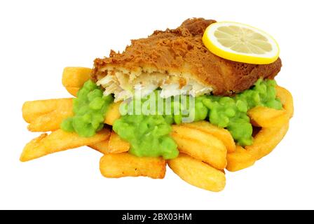 Bier zerschlagene Fisch- und Chips-Mahlzeit mit matschigen Erbsen auf weißem Hintergrund isoliert Stockfoto
