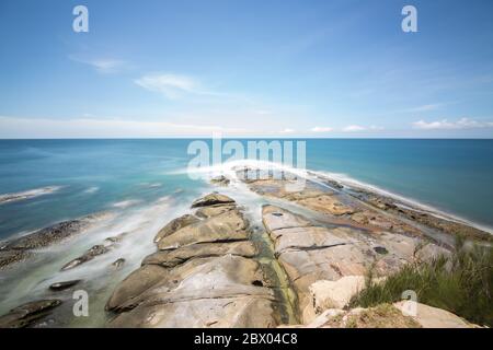 Lange Exposition von Meer und klaren blauen Himmel in Tip of Borneo, Kudat, Sabah Borneo, Malaysia.-Reisekonzept Stockfoto