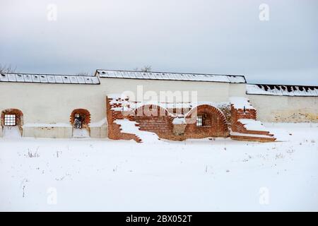 Teil der alten Klostermauer. Das Kloster Der Jungfrau Maria Himmelfahrt. Kathedrale der Himmelfahrt der Jungfrau Maria Stockfoto