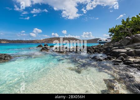 Seascape mit einer felsigen Küste des Coki Point Bech im Vordergrund und der Thatch Cay Insel im Hintergrund - St Thomas, US Virgin Islands Stockfoto