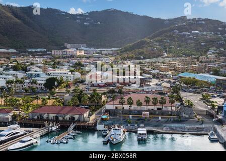 Charlotte Amalie, St. Thomas, USVI - 30. April 2019: Stadtansicht von Charlotte Amalie vom Wasser aus in St. Thomas, US Virgin Islands, Karibik. Stockfoto