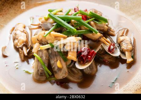 Gebratene Rasiermuscheln mit Rührei, chinesisches Essen Stockfoto