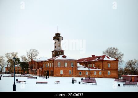 Der Komplex der Gebäude einer Berufsschule und eines Feuerwehrwagens im Zentrum der Stadt Swjashsk, Tatarstan, Russland Stockfoto