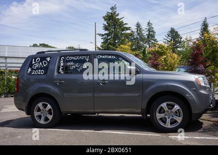 Ein Auto, das für die Abschlussparade der Highschool geschmückt ist, wird am 2. Juni 2020 in Lake Oswego, Oregon, während der Coronavirus-Pandemie gesehen. Stockfoto