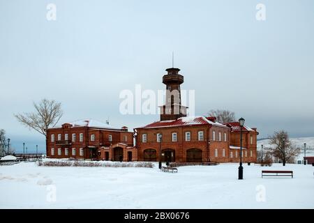 Der Komplex der Gebäude einer Berufsschule und eines Feuerwehrwagens im Zentrum der Stadt Swjashsk, Tatarstan, Russland Stockfoto