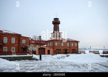 Der Komplex der Gebäude einer Berufsschule und eines Feuerwehrwagens im Zentrum der Stadt Swjashsk, Tatarstan, Russland Stockfoto