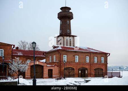 Der Komplex der Gebäude einer Berufsschule und eines Feuerwehrwagens im Zentrum der Stadt Swjashsk, Tatarstan, Russland Stockfoto