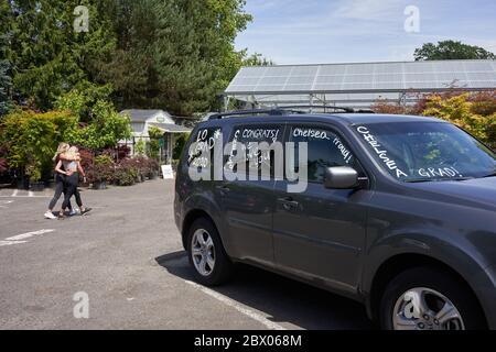 Ein Auto, das für die Abschlussparade der Highschool geschmückt ist, wird am 2. Juni 2020 in Lake Oswego, Oregon, während der Coronavirus-Pandemie gesehen. Stockfoto