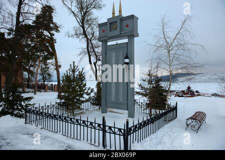 SWJASHSK, TATARSTAN, RUSSLAND - 4. JANUAR 2020: Denkmal mit den Listen der Toten im großen patriotischen Krieg auf dem Weihnachtsplatz auf einem bewölkten sno Stockfoto