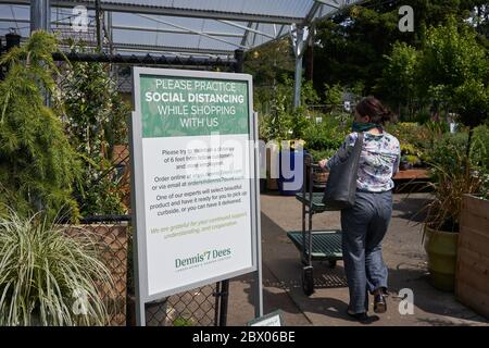 Das Eingangsschild einer lokalen Kinderstube in Lake Oswego, Oregon, informiert die Käufer, am 2. Juni 2020 während der COVID-19-Pandemie soziale Distanzierungen zu praktizieren. Stockfoto