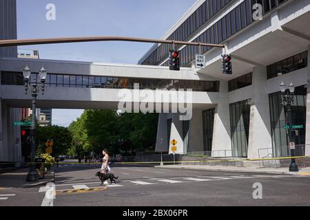 Ein großer Teil der Innenstadt ist von Demonstranten in Portland, Oregon, blockiert, nachdem friedliche Demonstration in Plünderungen über das Wochenende verwandelt wurde. Stockfoto