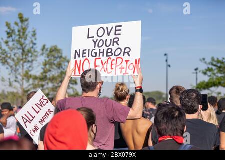 Schwarze Leben sind wichtig für eine Friedenswache für George Floyd in Burlington, Iowa Stockfoto