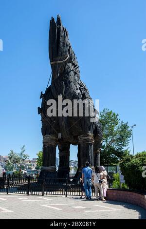 Die Menschen bewundern die Trojanische Pferdstatue am Hafen in Canakkale in der Türkei. Das Pferd ist mit der Belagerung von Troja verbunden. Stockfoto