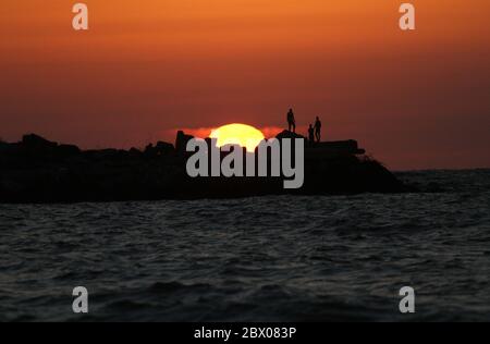 Peking, China. Juni 2020. Am 3. Juni 2020 werden die Palästinenser am Meer in Gaza City gegen den Sonnenuntergang abgeschiltet. Kredit: Rizek Abdeljawad/Xinhua/Alamy Live News Stockfoto