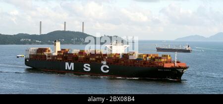 Container-Schiffe transportieren Fracht in Hong Kong vom Festland China, Victoria Harbour, Hong Kong, China. Stockfoto