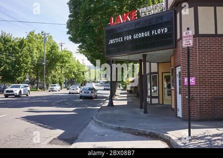 Die Kinoleinwand eines lokalen Theaters in Lake Oswego, Oregon, zeigt Solidarität mit dem landesweiten Protest, der Gerechtigkeit für George Floyd fordert. Stockfoto