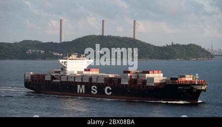 Container-Schiffe transportieren Fracht in Hong Kong vom Festland China, Victoria Harbour, Hong Kong, China. Stockfoto