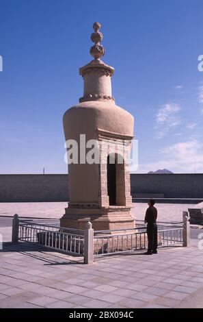 Stupa des Abtes Wang auch bekannt als Wang daoshi oder Wang Tao-shih eine der berüchtigsten Figuren in der Geschichte der chinesischen Archäologie, die ein taoistischer Priester und Abt der Mogao Höhlen im frühen 20. Jahrhundert gutgeschrieben mit der Entdeckung der Dunhuang Manuskripte, In der Nähe von Mogao Höhlen auch bekannt als die Dunhuang Höhlen am Rande der Wüste Gobi Gansu Provinz China Stockfoto