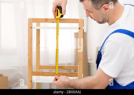Professionelle Tischlermessablage Mit Klebeband Für Den Innenbereich Stockfoto