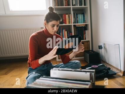 Vinyl-Schallplatten spielen. Musik hören, Freizeit, zu Hause bleiben Stockfoto