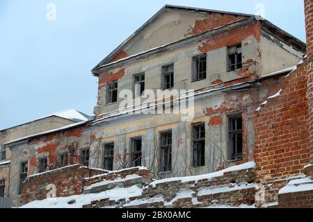 Leere Fensteröffnungen in einem verlassenen, zerstörten Backsteingebäude Stockfoto