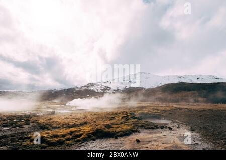 Geyser Tal im Südwesten Islands. Die berühmte Touristenattraktion Geysir. Erdwärmzone Haukadalur. Strokkur Geysir an den Hängen von Stockfoto