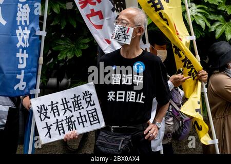 Tokio, Japan. Juni 2020. Ein Protestler hält während der Demonstration ein Plakat.Pro-Demokratische Gruppen protestieren vor der chinesischen Botschaft in Japan, um den 31. Jahrestag des Massakers auf dem Platz des Himmlischen Friedens zu begehen. Quelle: SOPA Images Limited/Alamy Live News Stockfoto