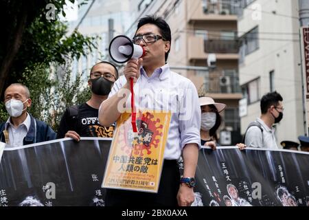 Tokio, Japan. Juni 2020. Ein Protestler spricht während der Demonstration durch ein Megaphon.Pro-Demokratische Gruppen protestieren vor der chinesischen Botschaft in Japan, um den 31. Jahrestag des Massakers auf dem Platz des Himmlischen Friedens zu begehen. Quelle: SOPA Images Limited/Alamy Live News Stockfoto