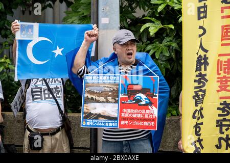 Tokio, Japan. Juni 2020. Ein Protestler singt während der Demonstration Parolen und hält ein Plakat.Pro-Demokratische Gruppen protestieren vor der chinesischen Botschaft in Japan, um den 31. Jahrestag des Massakers auf dem Platz des Himmlischen Friedens zu begehen. Quelle: SOPA Images Limited/Alamy Live News Stockfoto