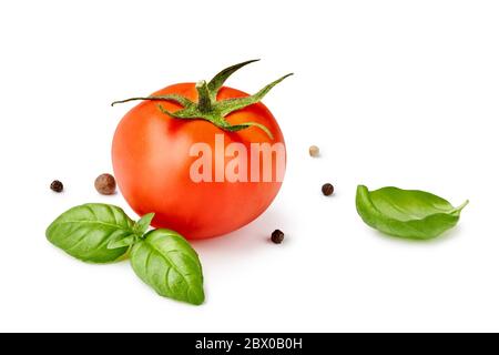 Tomate mit Basilikumblättern und Paprika mischen. Rote Tomaten und Gewürze. Stockfoto