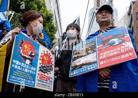 Tokio, Japan. Juni 2020. Protestierende halten während der Demonstration Plakate ab.Pro-Demokratische Gruppen protestieren vor der chinesischen Botschaft in Japan, um den 31. Jahrestag des Massakers auf dem Platz des Himmlischen Friedens zu begehen. Quelle: SOPA Images Limited/Alamy Live News Stockfoto