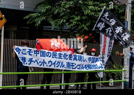 Tokio, Japan. Juni 2020. Während der Demonstration halten die Demonstranten Banner und Fahnen mit Gesichtsmasken.Pro-Demokratische Gruppen protestieren vor der chinesischen Botschaft in Japan, um den 31. Jahrestag des Massakers auf dem Platz des Himmlischen Friedens zu begehen. Quelle: SOPA Images Limited/Alamy Live News Stockfoto