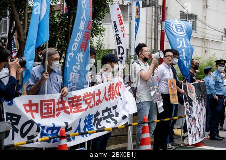 Tokio, Japan. Juni 2020. Während der Demonstration halten die Demonstranten Banner mit Gesichtsmasken.Pro-Demokratische Gruppen protestieren vor der chinesischen Botschaft in Japan, um den 31. Jahrestag des Massakers auf dem Platz des Himmlischen Friedens zu begehen. Quelle: SOPA Images Limited/Alamy Live News Stockfoto