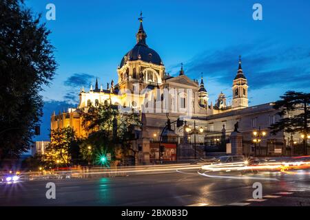 Kathedrale Santa Maria der Königliche Palast La Almudena im Zentrum von Madrid Stockfoto