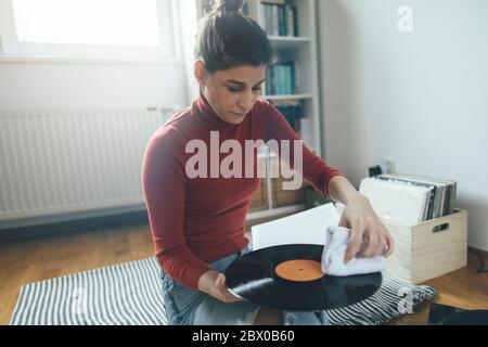 Junge audiophile Reinigung Staub Form Vinyl-Schallplatte Stockfoto