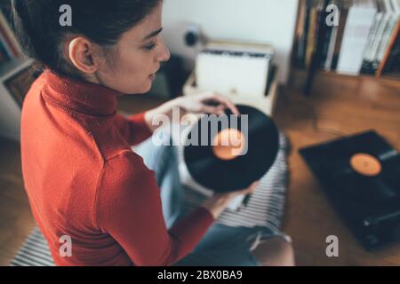 Vinyl-Schallplatten spielen. Musik hören, Freizeit, zu Hause bleiben Stockfoto