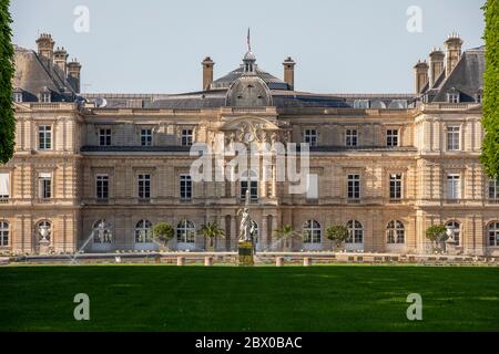 Paris, Frankreich - 23. April 2020: Luxemburg Palast und Park in Paris, der Jardin du Luxembourg, einer der schönsten Gärten in Paris während der Lockd Stockfoto