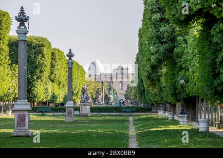 Paris, Frankreich - 23. April 2020: Großer Garten der Entdecker (Jardin des Grands Explorateurs Marco Polo et Cavelier de la Salle, 1867). Tolle Entdecker Stockfoto