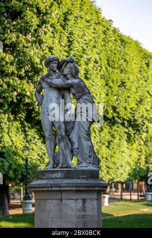 Paris, Frankreich - 23. April 2020: Steinstatue im Explorers Garden in der Nähe des Jardin du Luxembourg in Paris Stockfoto