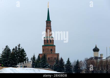 AZAN, RUSSLAND - 5. JANUAR 2020: Suyumbike-Turm - wachturm im Kasaner Kreml . Der Syuyumbike-Turm gehört auch zu den „fallenden“ Türmen, Stockfoto