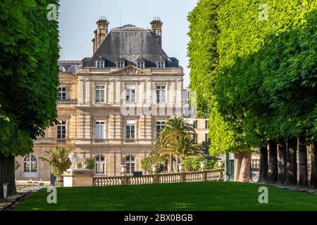 Paris, Frankreich - 23. April 2020: Luxemburg Palast und Park in Paris, der Jardin du Luxembourg, einer der schönsten Gärten in Paris während der Lockd Stockfoto