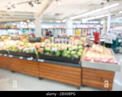 Supermarkt verwischen Hintergrund. Verschwommene Innenansicht mit Obststand im Einkaufszentrum. Stockfoto