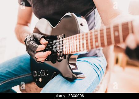 Nahaufnahme der Schwinge Gitarrist Hände spielen schwere Riff auf E-Gitarre Stockfoto