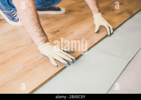 Bodenbelagdienste - Laminatinstallation auf schwimmende Weise Stockfoto