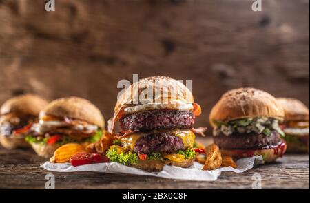 Auswahl an verschiedenen frischen, leckeren Burgern in rustikalem Ambiente Stockfoto