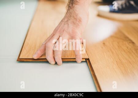 Holzboden Imitation - Einfachheit und Erschwinglichkeit der Laminat-Installation Stockfoto